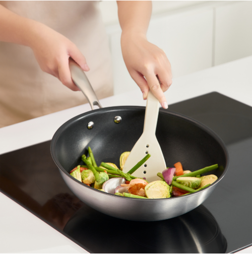 CHẢO INOX CHỐNG DÍNH NGUYÊN KHỐI OMI ESSENTIAL 28CM (CHẢO XÀO)