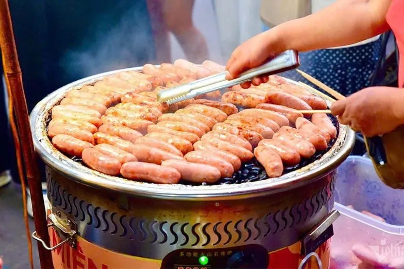 Combo 10 gói Lạp Xưởng Nướng Đá Hoàng Gia ( tặng kèm bột ớt khoái khẩu )